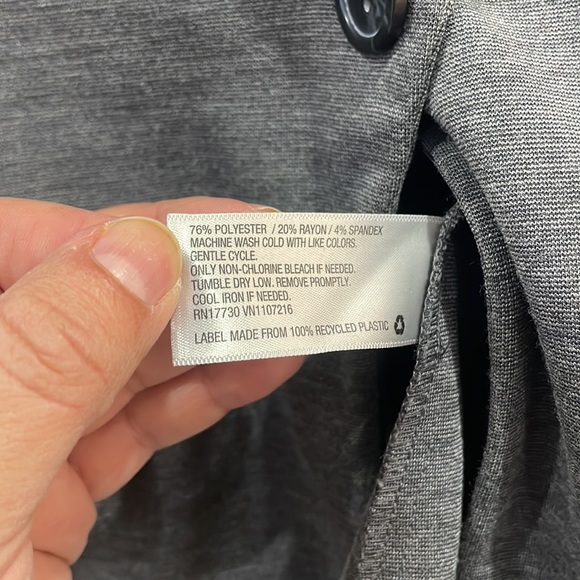 This blazer has shoulder pads. Split in the back, great condition - Picture 4 of 10